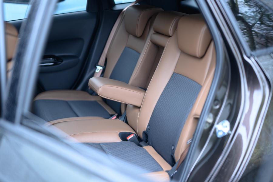 Интерьер Honda Fit e:HEV Luxe 2020 года  (JP) (фото 15 из 23)